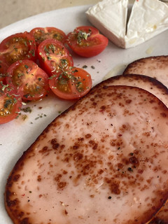 Una foto de Lomo, tomates cherrys y quesitos