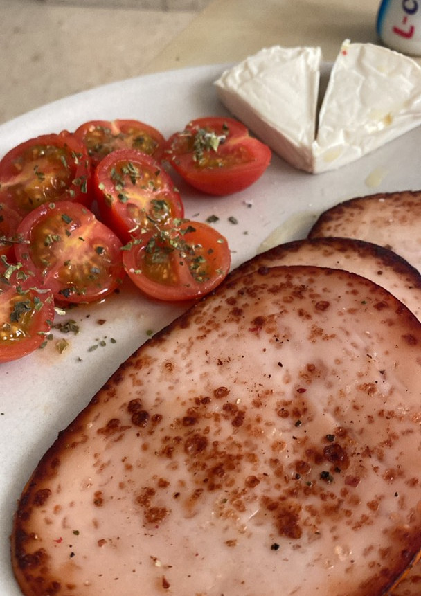 Una foto de Lomo, tomates cherrys y quesitos