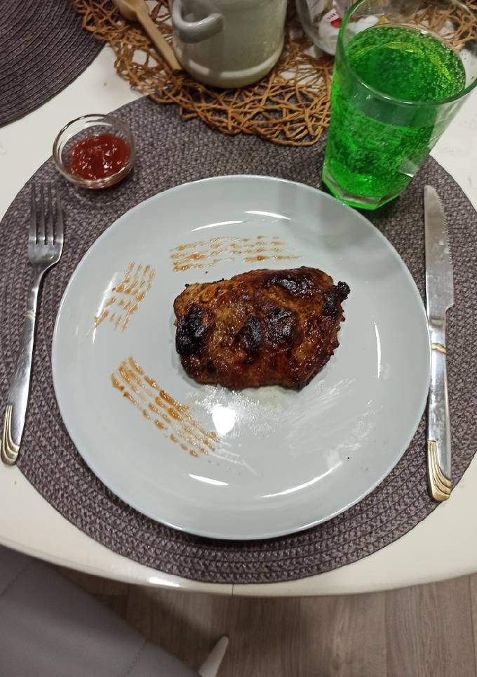 Свинячий стейк на пательні