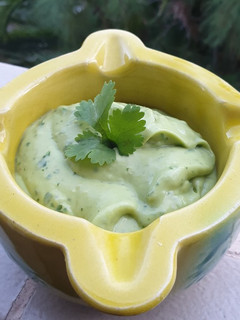 Una foto de Mojo verde con aguacate
