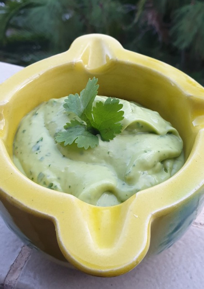 Una foto de Mojo verde con aguacate