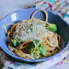 A picture of Pasta in creamy-cheese sauce with broccoli 🥦.