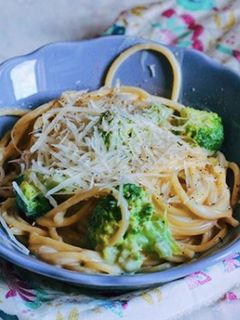 A picture of Pasta in creamy-cheese sauce with broccoli 🥦.