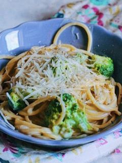 A picture of Pasta in creamy-cheese sauce with broccoli 🥦.