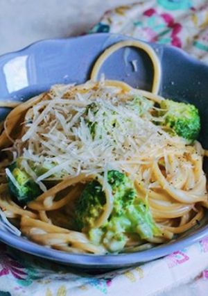A picture of Pasta in creamy-cheese sauce with broccoli 🥦.