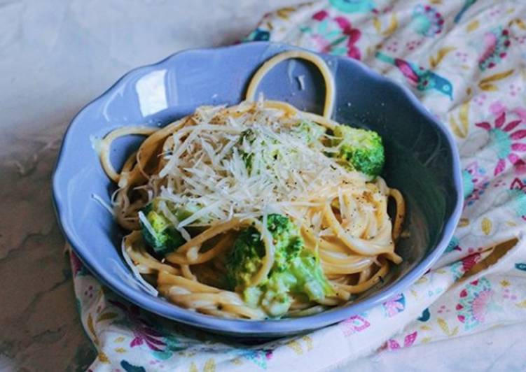 Pasta in creamy-cheese sauce with broccoli ?