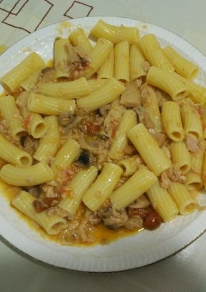 Una foto de Elicoidali con atún y champiñones