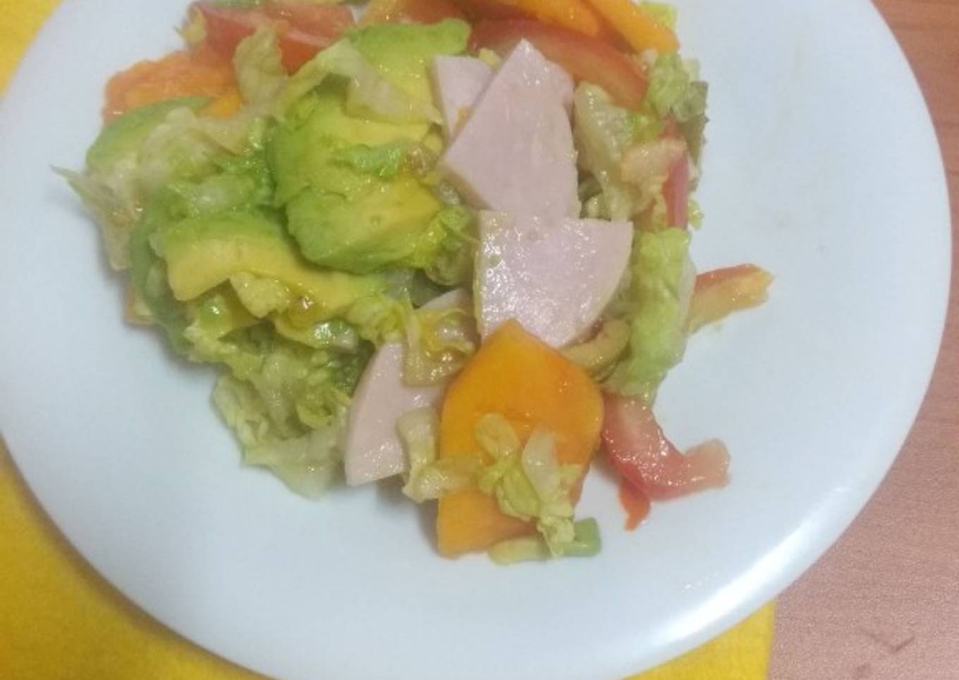 Ensalada de pechuga de pavo, aguacate y papaya