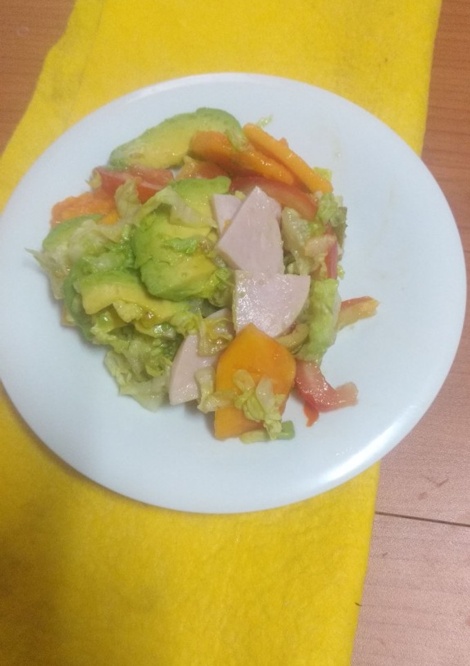 Una foto de Ensalada de pechuga de pavo, aguacate y papaya