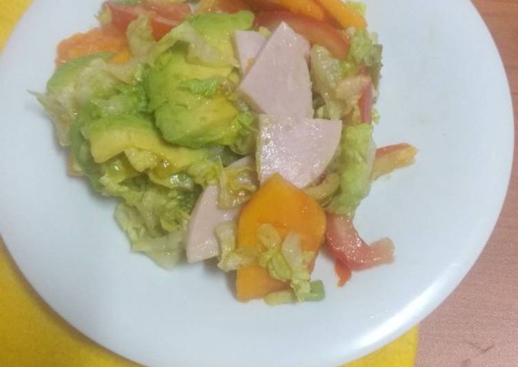 Ensalada de pechuga de pavo, aguacate y papaya