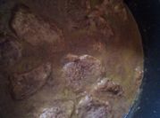 Una foto de cerdo en salsa de ciruela