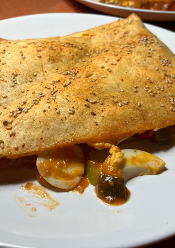 Una foto de Empanada de fritada y atún súper rápida