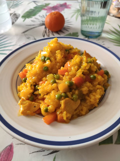 Una foto de Paella con pollo y jengibre