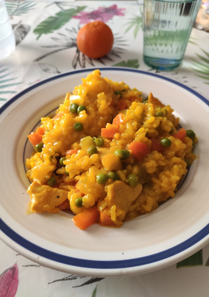 Una foto de Paella con pollo y jengibre