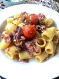 Mezze maniche, finocchiona, cipolla rossa e olive taggiasche