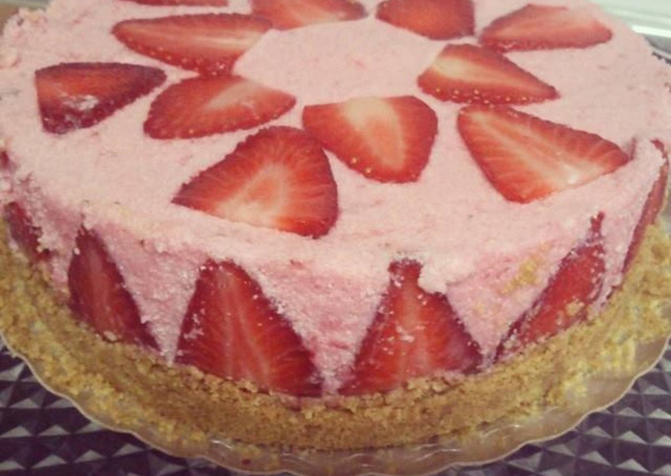Yogurt and Strawberry Pie