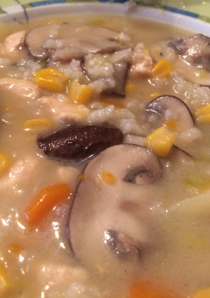 Una foto de Sopa thai de pollo y verduras