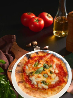 A picture of Neapolitan Pizza in a Pan by Davide Civitiello.