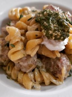 Una foto de Pasta con butifarra en salsa de ricotta y pesto