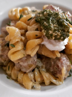 Una foto de Pasta con butifarra en salsa de ricotta y pesto