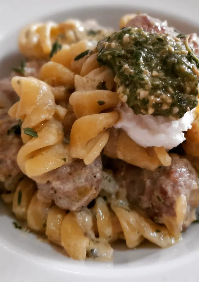 Una foto de Pasta con butifarra en salsa de ricotta y pesto