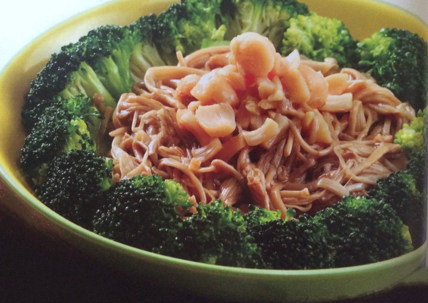 Broccoli with needle mushrooms and scallops 