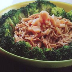 A picture of Broccoli with needle mushrooms and scallops .