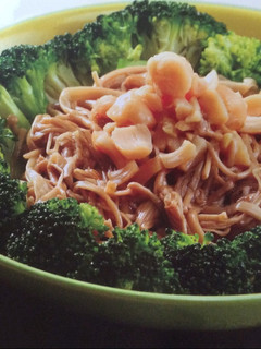 A picture of Broccoli with needle mushrooms and scallops .
