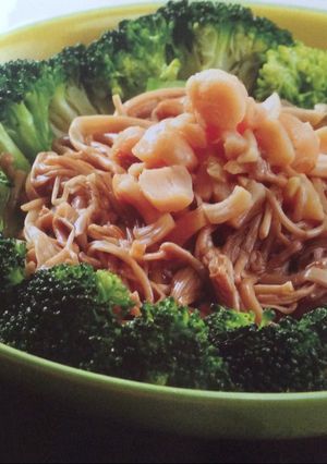 A picture of Broccoli with needle mushrooms and scallops .