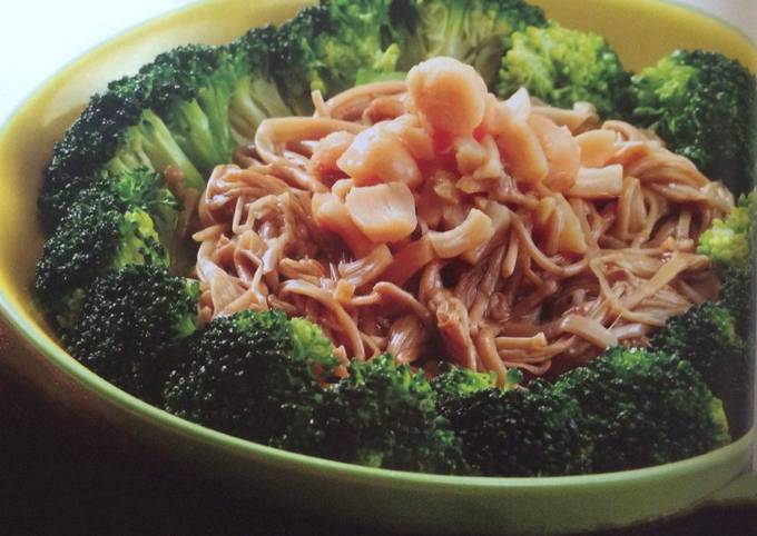 Broccoli with needle mushrooms and scallops