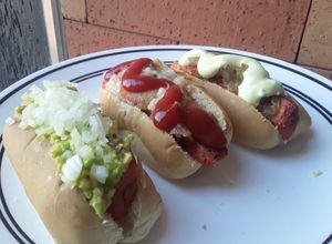 Una foto de Mini hot dogs saludables🌭🥕🌶🥑🌰🍅🧀