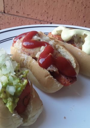 Una foto de Mini hot dogs saludables🌭🥕🌶🥑🌰🍅🧀
