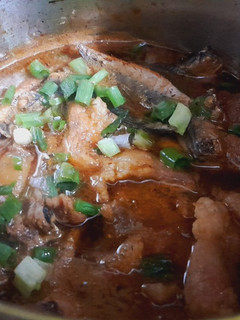 Hình của món Cá nục nhí kho thịt vai heo.