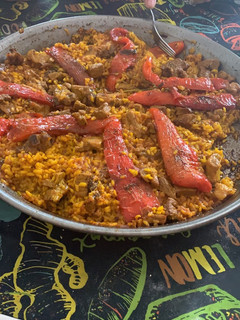 Una foto de Paella de arroz y pollo sabroso