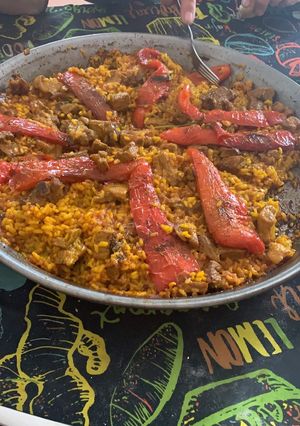 Foto principal de Paella de arroz y pollo sabroso