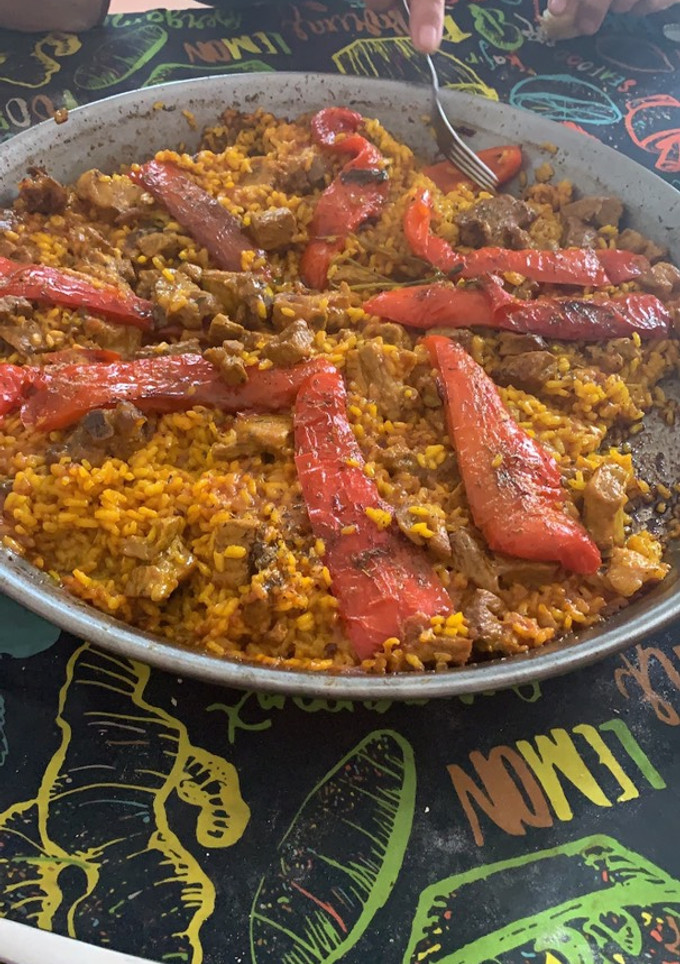 Una foto de Paella de arroz y pollo sabroso