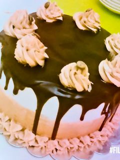 صورة لوصفة تورته السنيكرز 🎂 بطعم لا يقاوم 😋