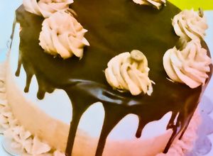 صورة لوصفة تورته السنيكرز 🎂 بطعم لا يقاوم 😋