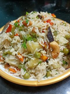 व्हेज पुलाव (veg pulav recipe in marathi) रेसिपी चे मुख्य फोटो