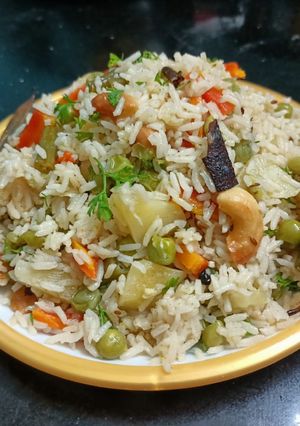व्हेज पुलाव (veg pulav recipe in marathi) रेसिपी चे मुख्य फोटो