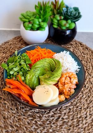 Une photo de Bouddha bowl avocat crevettes 🍤🥑