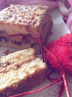 Una foto de Tarta de cacahuete, chips de chocolate y glaseado de café