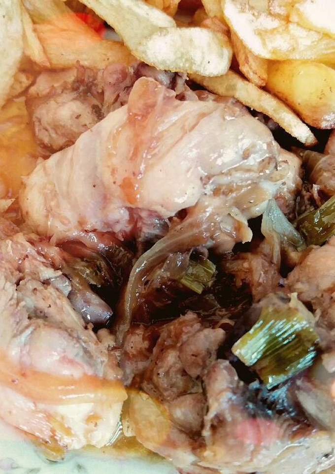Una foto de Pollo encebollado en Moscato espumoso🍾