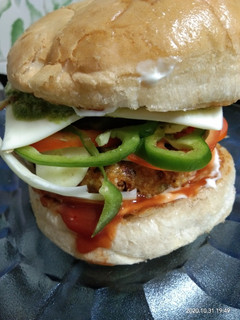 व्हेज बर्गर (veg burger recipe in marathi) रेसिपी चे मुख्य फोटो