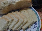 Una foto de pan de campo con levadura