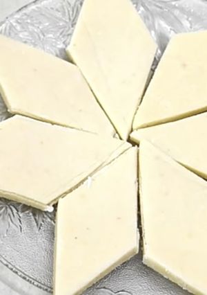 કાજુ કતરી (Kaju katri Recipe In Gujarati) રેસીપી મુખ્ય ફોટો