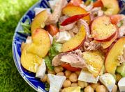 Una foto de ensalada de melocotón