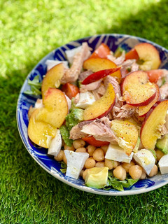 Una foto de Ensalada de garbanzos con melva y melocotón