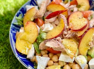 Foto principal de Ensalada de garbanzos con melva y melocotón