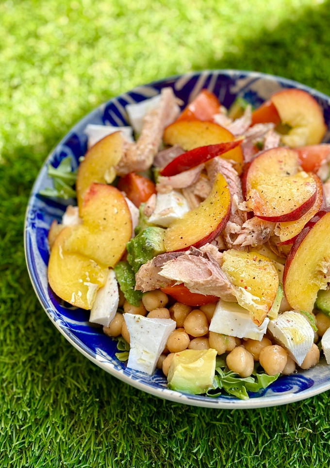 Una foto de Ensalada de garbanzos con melva y melocotón